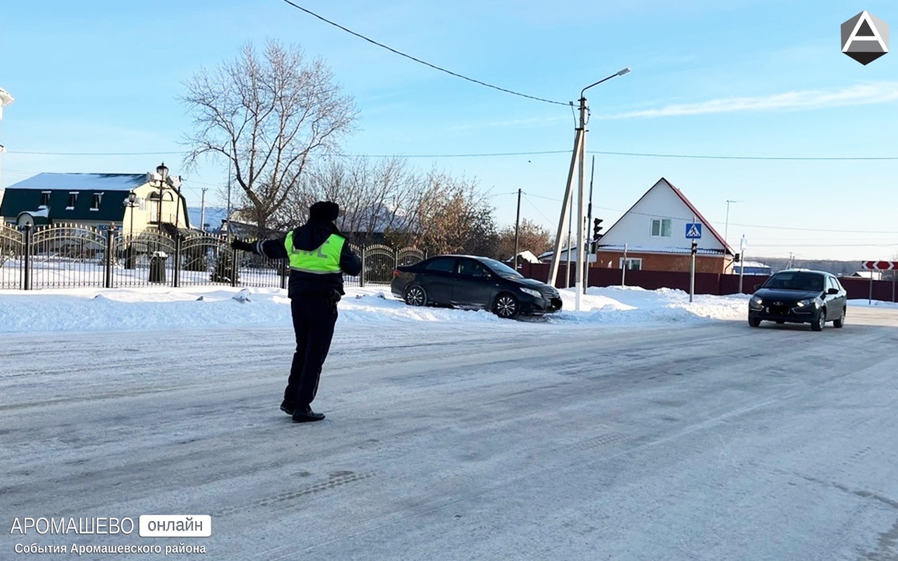 Фотографии Аромашево Тюменская. Аромашево коммунальное хозяйство. ДОУ Снеговик - сотрудник ДПС.